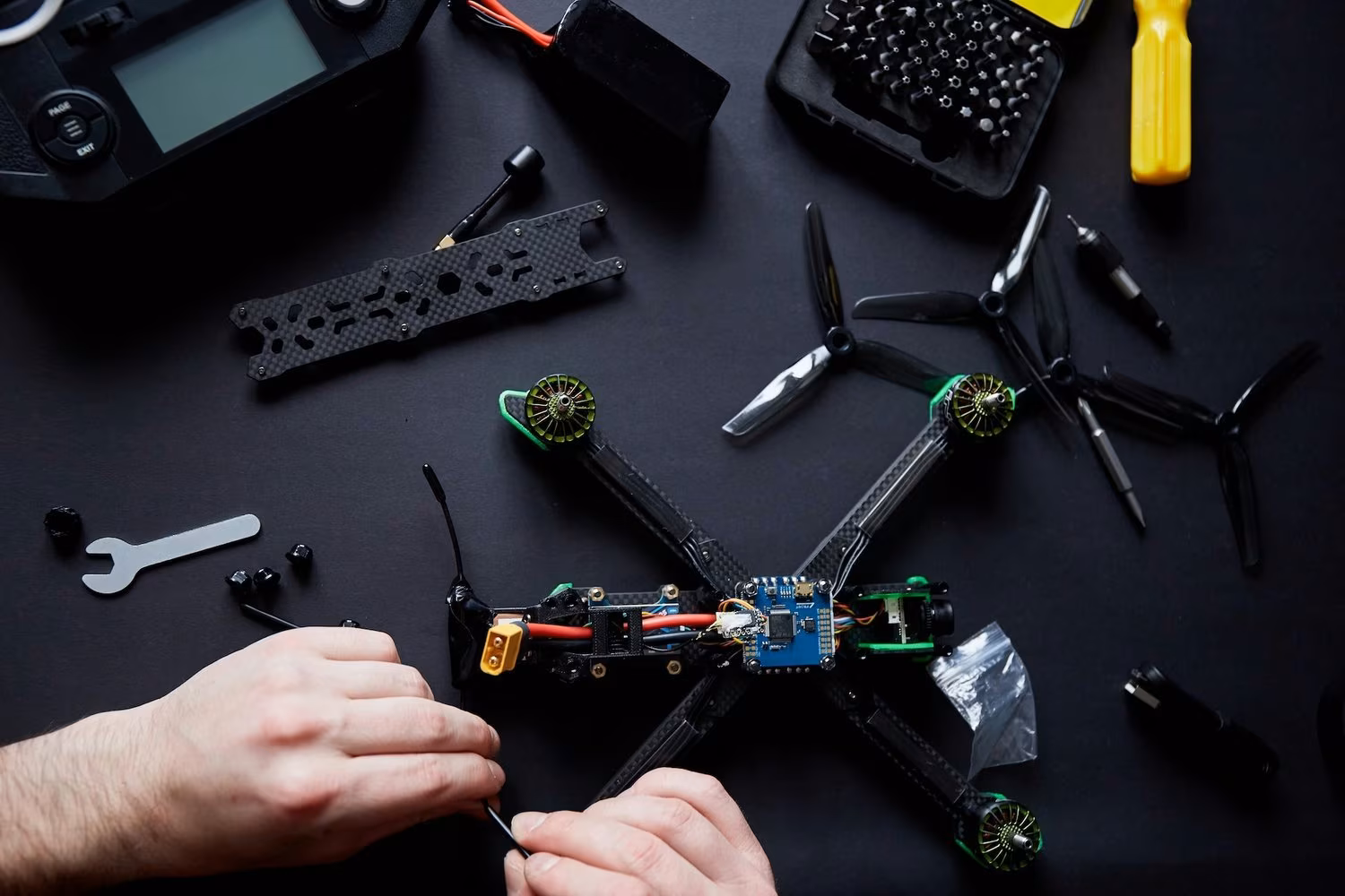 Збірка FPV-дрона - руки спеціаліста, компоненти, інструменти